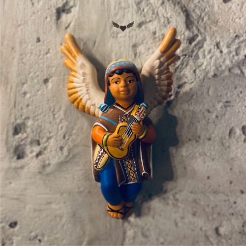 Angelito andino de cerámica pintado a mano